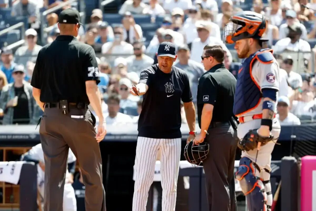 Aaron Boone argues with umpire Derek Thomas during the Yankees-Astros game on Aug. 10, 2025.